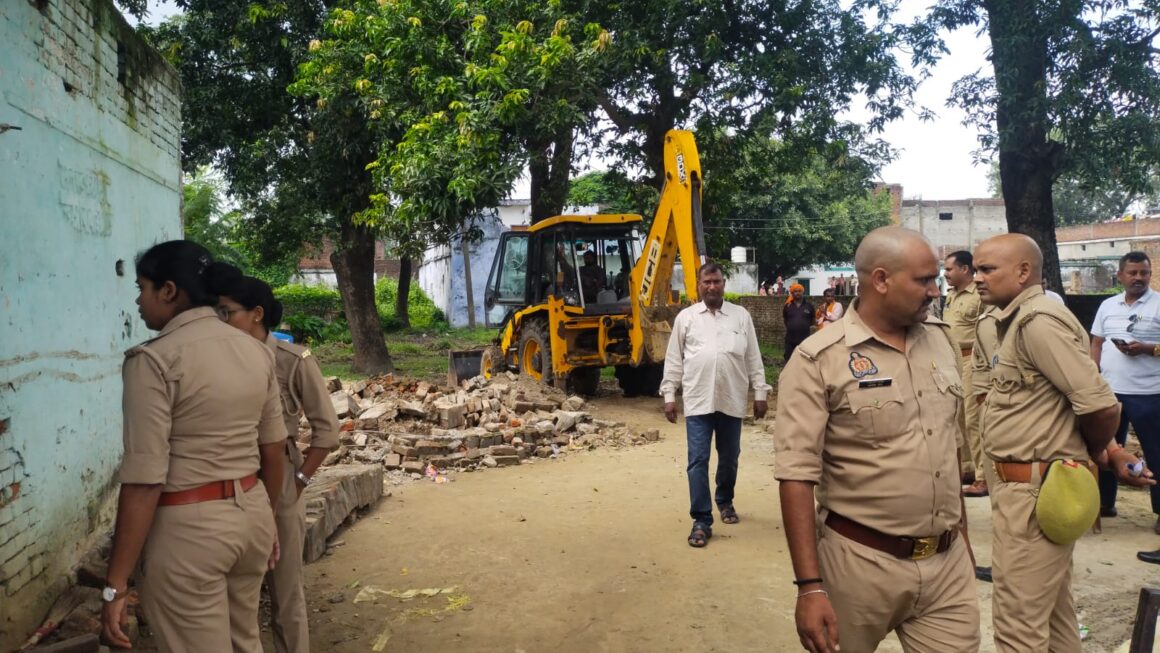 न्यायालय के आदेश पर निजी जमीन से हटवाया गया अवैद्य कब्जा