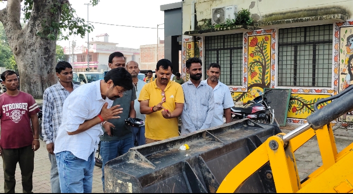 नगर पंचायत अध्यक्ष राकेश जायसवाल ने मन्त्रोच्चारण के साथ किये विश्वकर्मा पूजा
