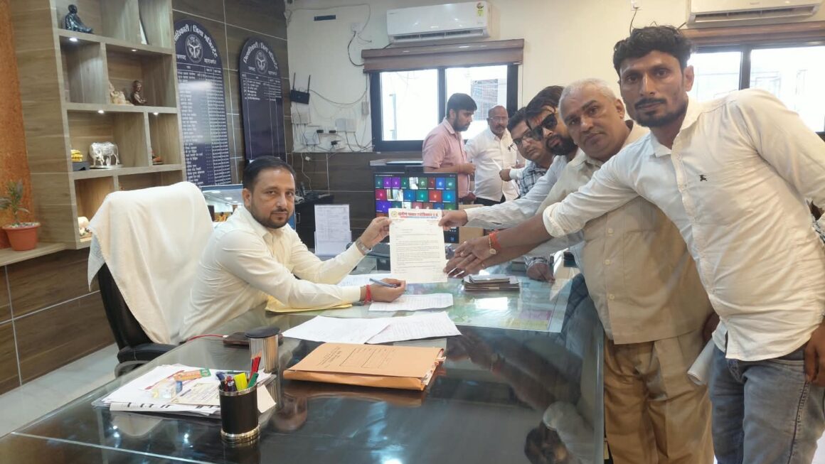 ग्रामीण पत्रकार एसोसिएशन ने डीएम को सौंपा ज्ञापन विभागीय अधिकारियों को दिशा-निर्देश जारी करने का अनुरोध