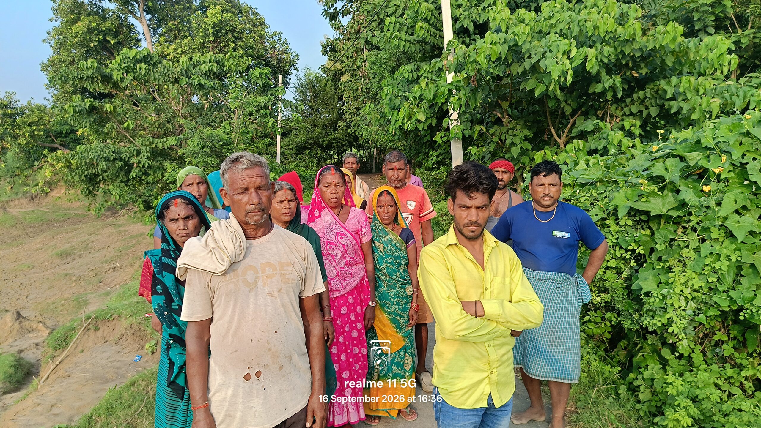 पीएम आवास और शौचालय के लिए तरस रहे राजपुर टोला कोमरवा के निवासी  समस्त सरकारी सुविधाओं से बंचित रहने का लगाया आरोप  कोल्हुई (अमर भारती)   बृजमनगंज विकास क्षेत्र अंतर्गत ग्राम पंचायत राजपुर के टोला कोमरवा में प्रधानमंत्री आवास योजना और घर- घर शौचालय की सुविधा को लेकर ग्रामीणों में नाराजगी है। ग्राम वासियों का कहना है कि गांव के  जरूरतमंद परिवार आज भी समस्त सरकारी सुविधाओं जैसे प्रधानमंत्री आवास और घर- घर शौचालय,राशन, वृद्धा पेंशन,विधवा पेंशन, किसान सम्मान निधि जैसी मूलभूत सुविधाओं से वंचित हैं। लोगों के मुताबिक आर्थिक रूप से कमजोर परिवार कच्चे और जर्जर मकानों में रहने को मजबूर हैं। बारिश के दौरान उनकी मुश्किलें और बढ़ जाती हैं। वहीं शौचालय की सुविधा नहीं होने से ग्रामीणों को परेशानी का सामना करना पड़ रहा है।  ग्रामीणों में अवधेश मौर्य,गोरख सहानी,शंकर सहानी,मिठाई सहानी,उर्मिला,लल्ली,सुभावती,विंदवासनी, शिला,ज्ञानमती,फूलमती, रामचन्दर सहानी,आशा  आदि का कहना है कि सरकार की ओर से गरीब परिवारों के लिए विभिन्न योजनाएं संचालित की जा रही हैं। लेकिन पात्र लोगों तक लाभ पहुंचने को लेकर स्थिति स्पष्ट नहीं है। ग्रामीणों ने मांग की है कि संबंधित विभाग गांव में स्थलीय सत्यापन कराकर प्रधानमंत्री आवास योजना के पात्र परिवारों को चिह्नित करे। साथ ही शौचालय से वंचित परिवारों को  जांच कर  नियमानुसार योजना का लाभ दिलाया जाए।