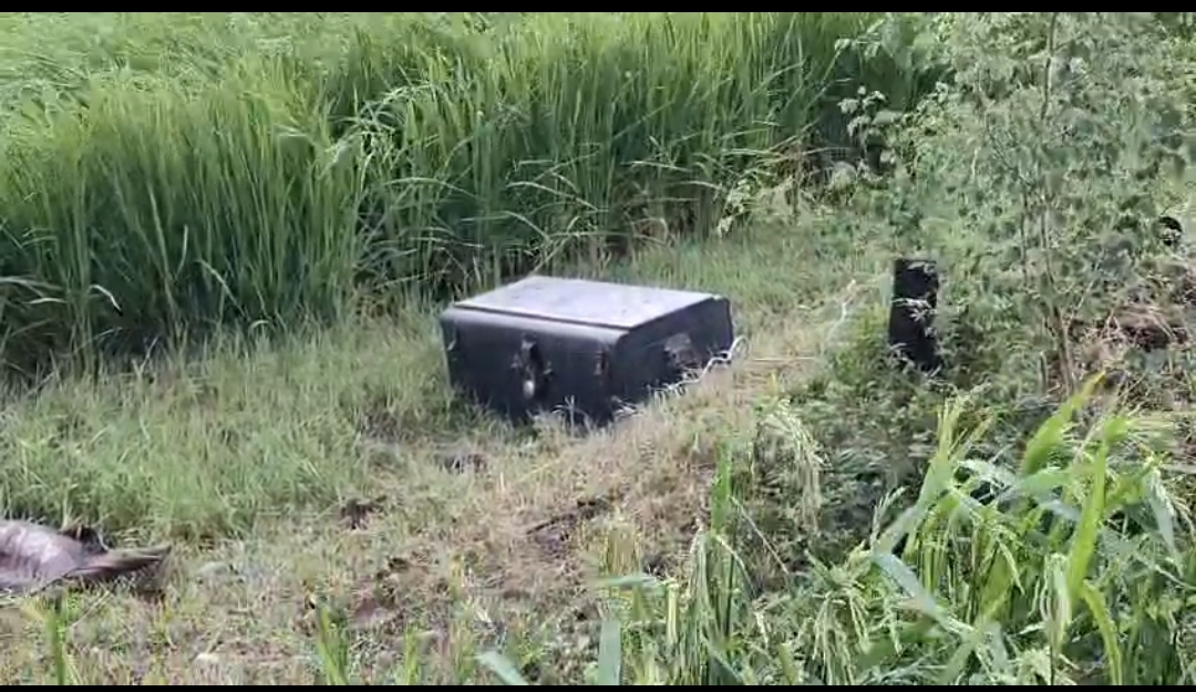 चोरों ने घर को बनाया निशाना बाक्स खेत में ले जाकर थोड़ा ताला और सामान लेकर हुए फायर