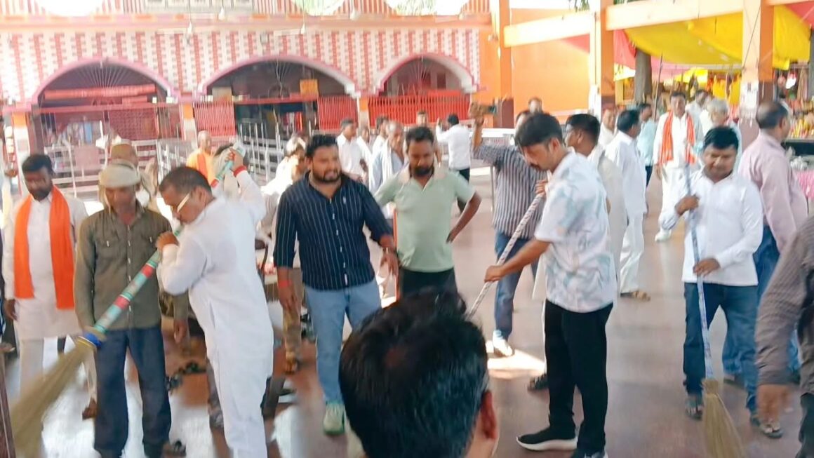 गांधी जयंती पर सेवा संकल्प, पूर्व विधायक बजरंग बहादुर सिंह और बृजमनगंज नगर पंचायत अध्यक्ष राकेश जायसवाल ने लगाया झाड़ू