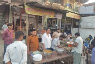विजयादशमी के बाद कोल्हुई बाजार में भव्य भंडारे का आयोजन नगर वासियों ने किया प्रसाद ग्रहण